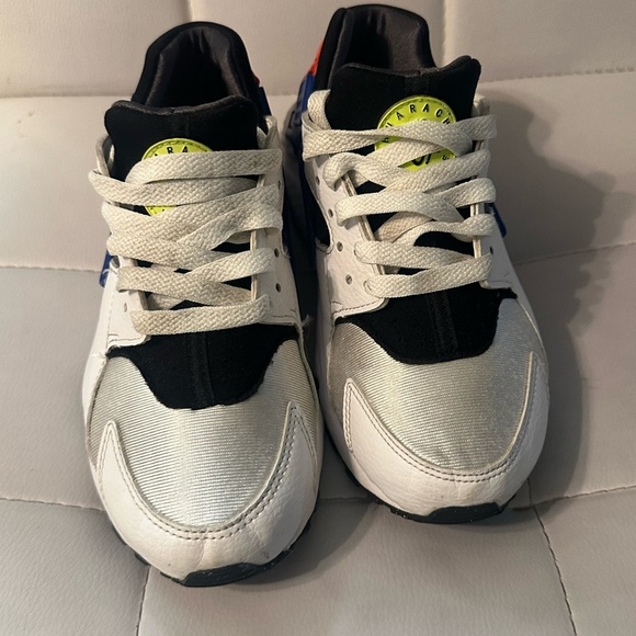 Kids' White and Black Sneakers size 4Y - Picture 2 of 4